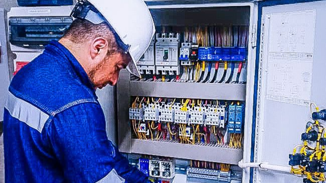 Técnico revisando tablero de control de bombas en edificio de oficinas - ACFERBO