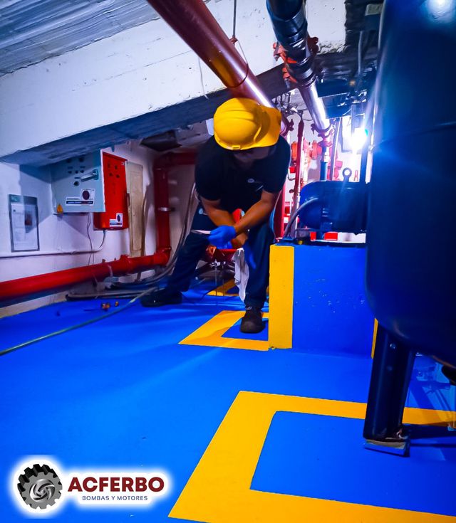 Técnico de ACFERBO en mantenimiento de cuarto de bombas de una caja de compensación - ACFERBO