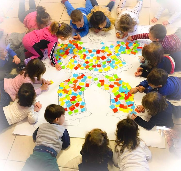 Bambini che giocano con puzzle