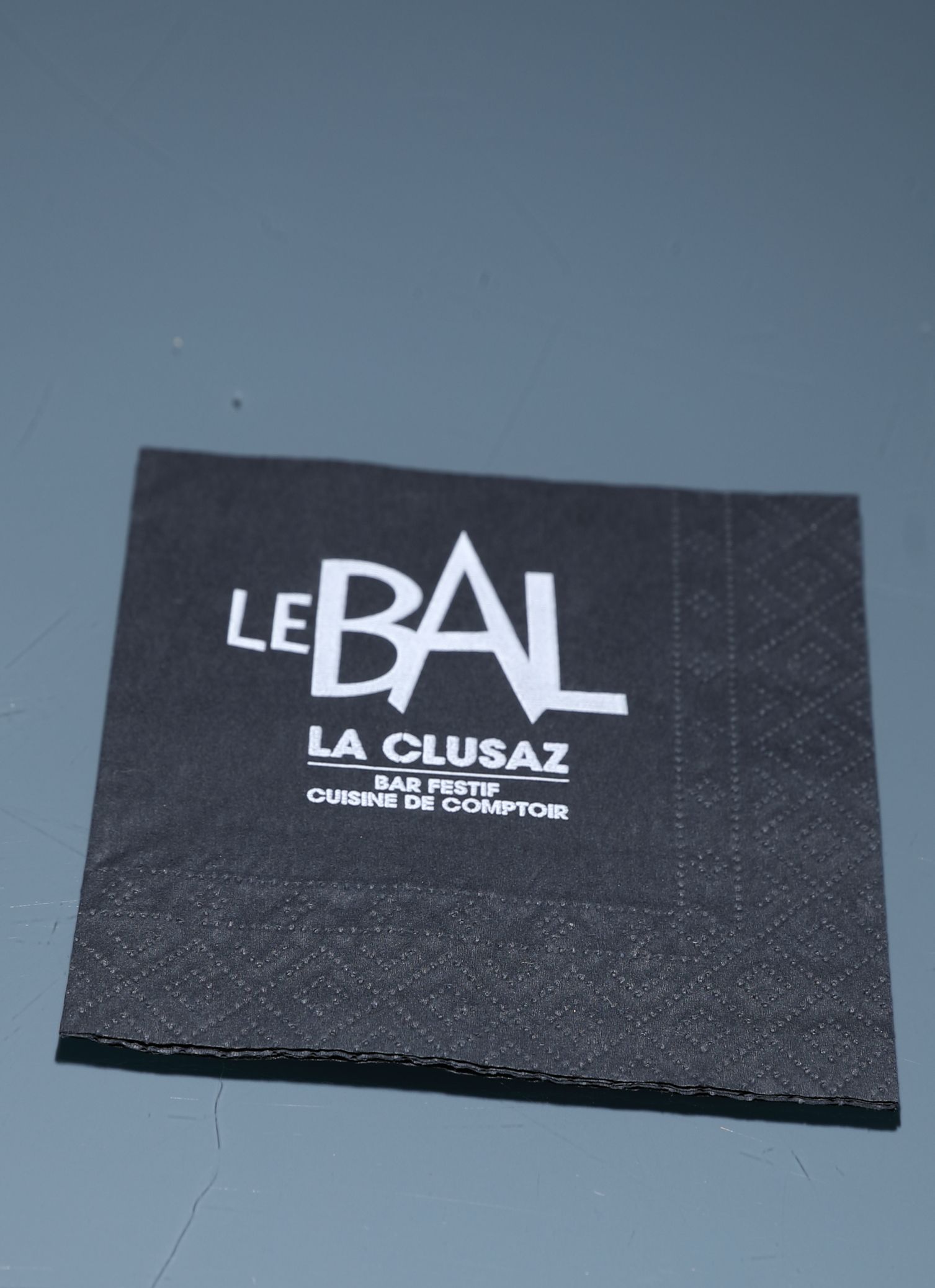 Serviette carrée noire avec texte blanc : 