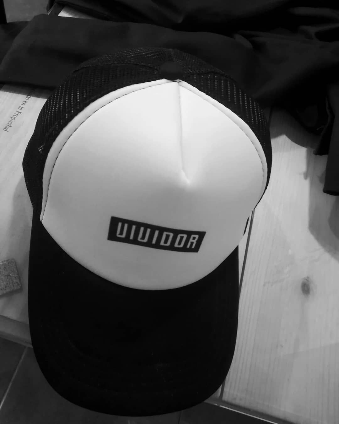 Casquette de camionneur noire et blanche avec panneau avant blanc et logo « VIVIDOR ».