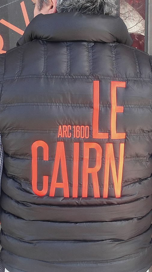 Gilet bouffant noir avec grand lettrage orange 