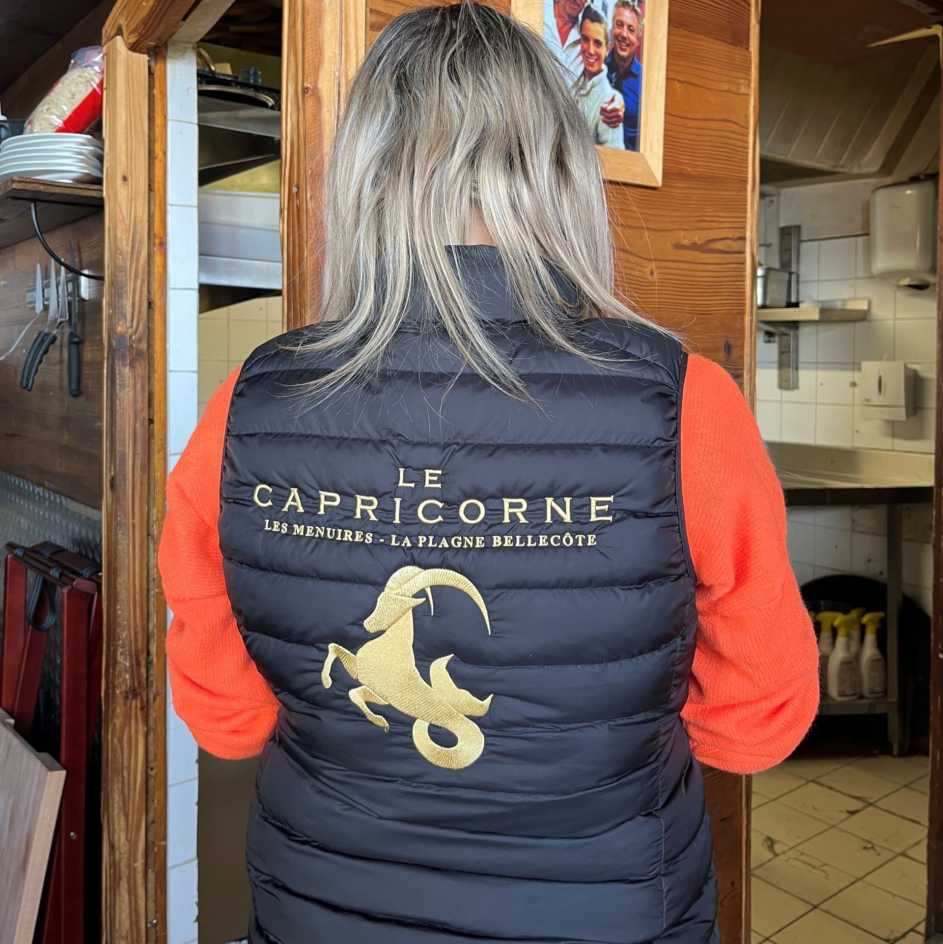 Femme portant un gilet noir brodé du logo 