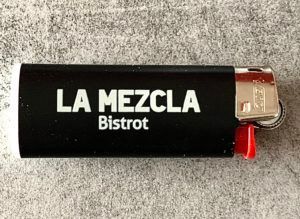 Briquet noir avec le texte 