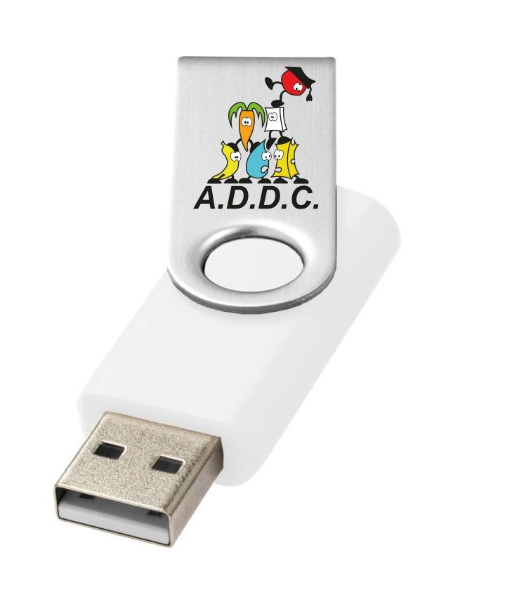 Clé USB blanche avec un capuchon métallique rotatif représentant des personnages de dessins animés et les lettres « ADDC »