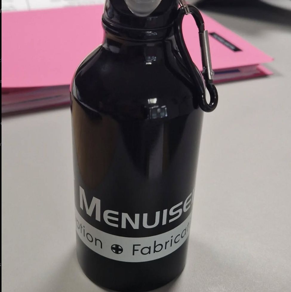 Bouteille d'eau noire avec texte blanc et mousqueton argenté.