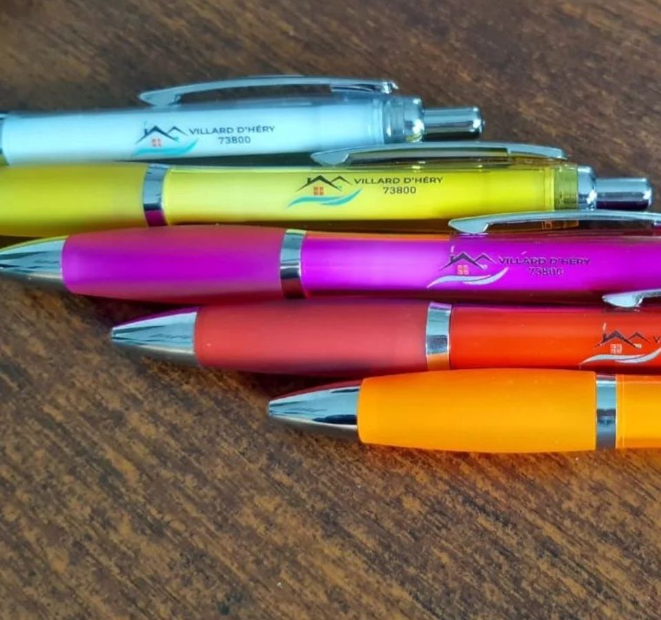 Stylos colorés avec le logo
