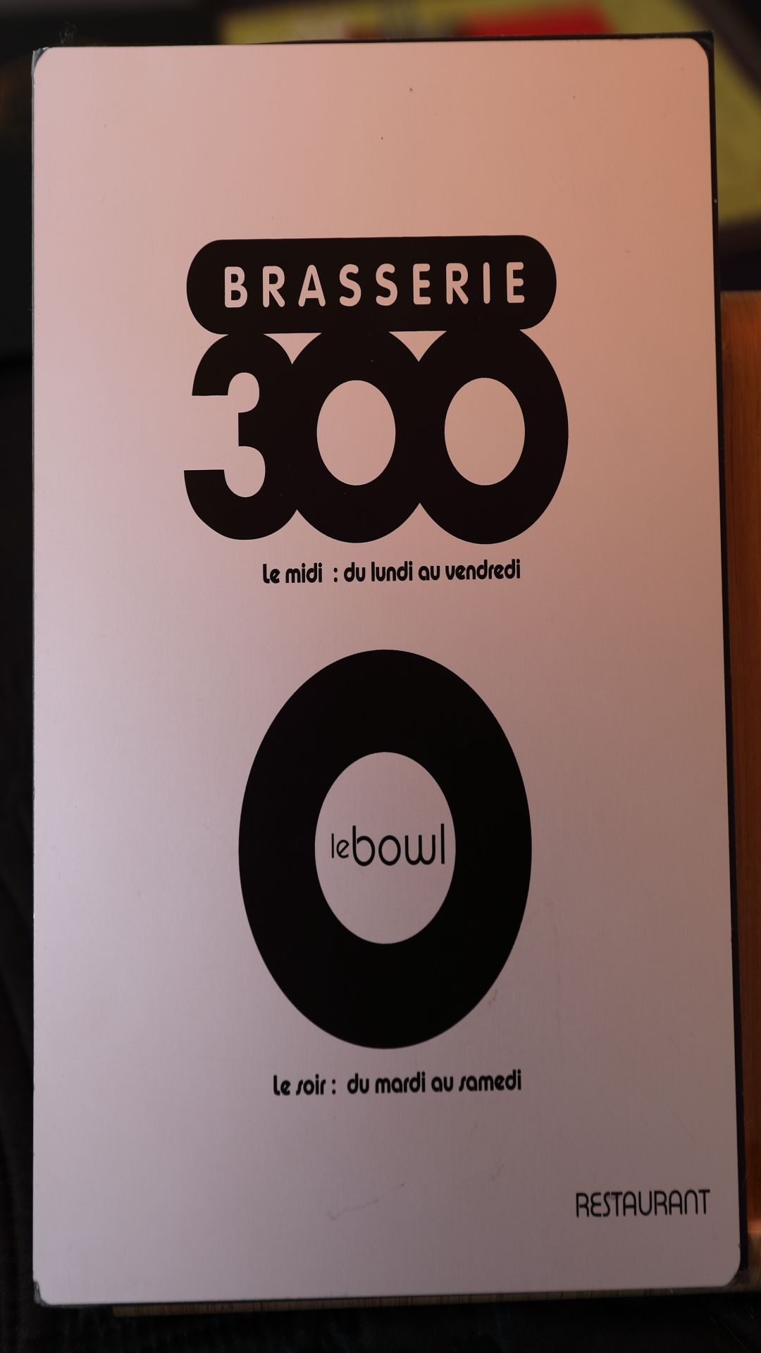 Carte du restaurant Brasserie 300, fond blanc, texte et logo noirs. Logo « Bowl ».