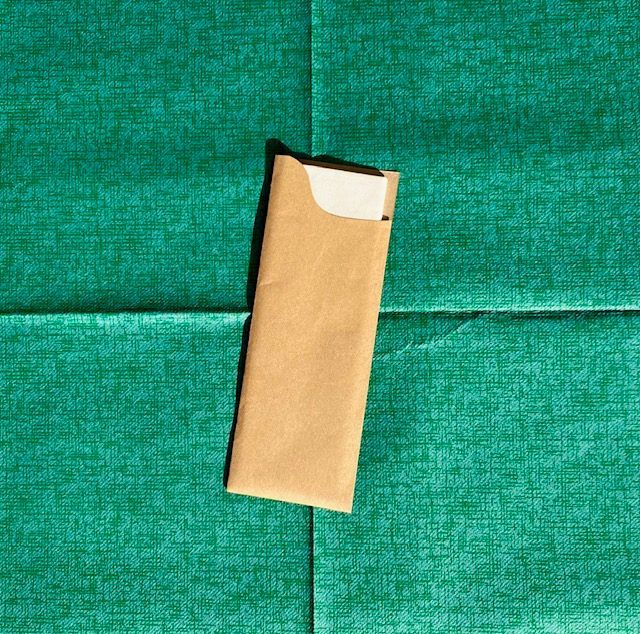 Un étui à tablette marron texturé avec un grain vertical et des bords cousus.