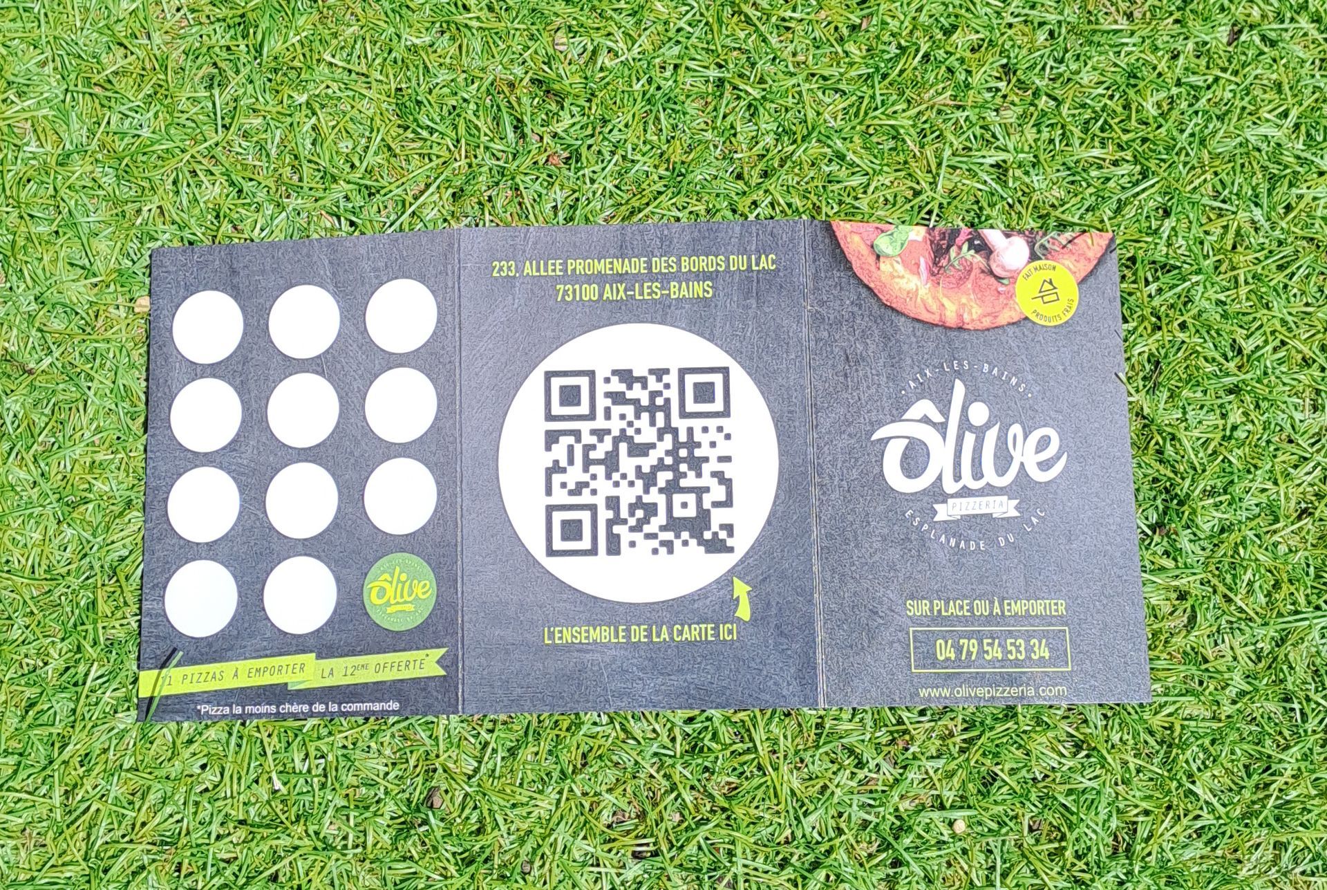 Carte de fidélité pizzeria Olive à trois volets sur herbe verte ; QR code, poinçons, graphique pizza.