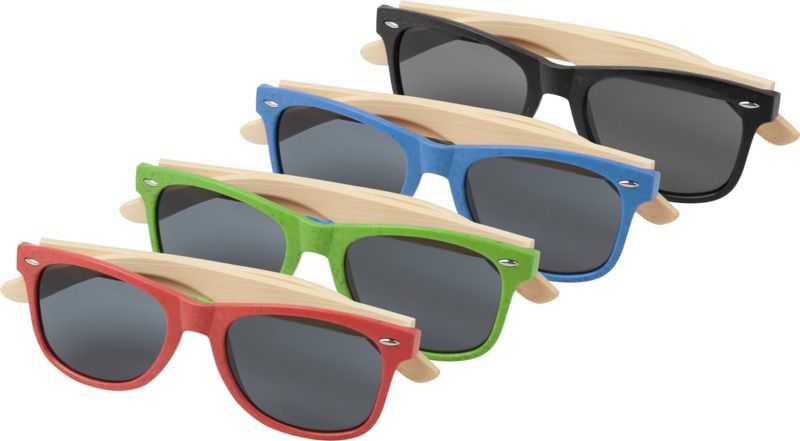 Lunettes de soleil, différentes couleurs : rouge, vert, bleu, noir, avec branches en bois clair.