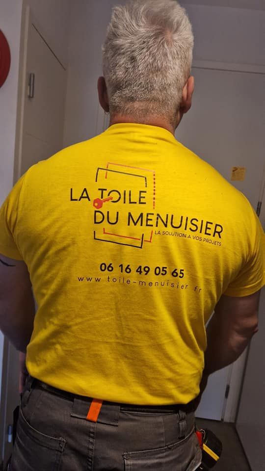 Homme portant un t-shirt jaune avec le logo 