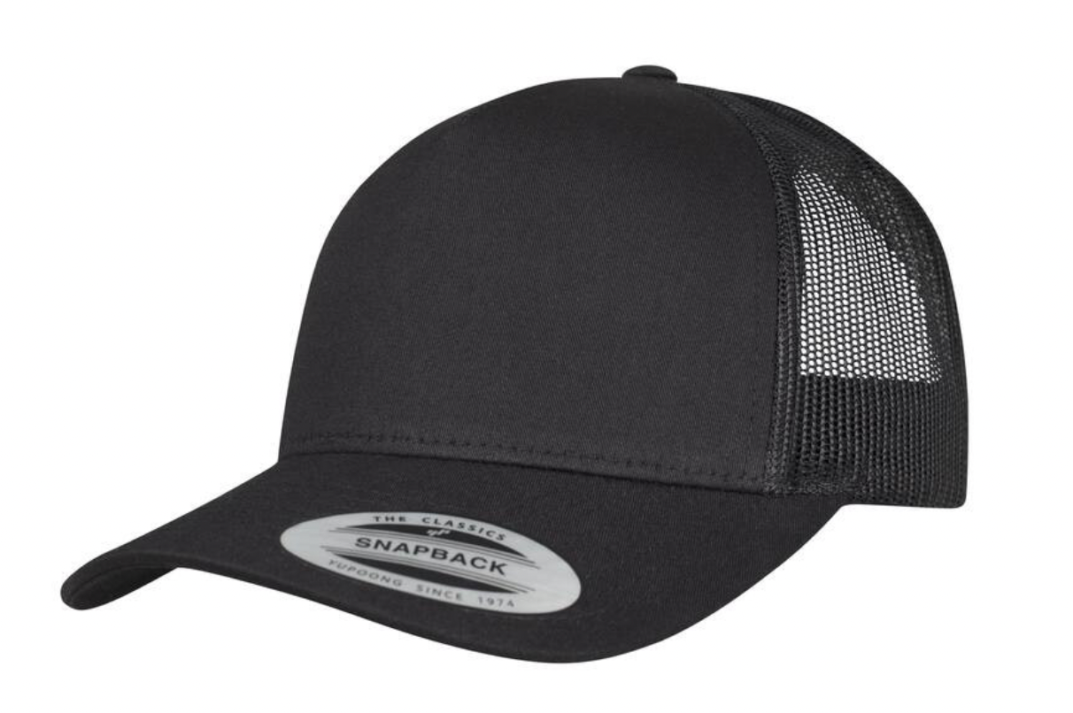 Casquette de camionneur noire avec bord incurvé, dos en filet et fermeture à pression.