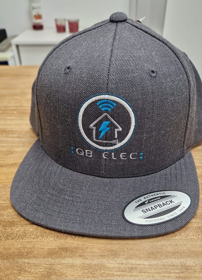Casquette de baseball grise avec un logo brodé pour OB ELEC, comprenant une maison, un éclair et un symbole wifi.