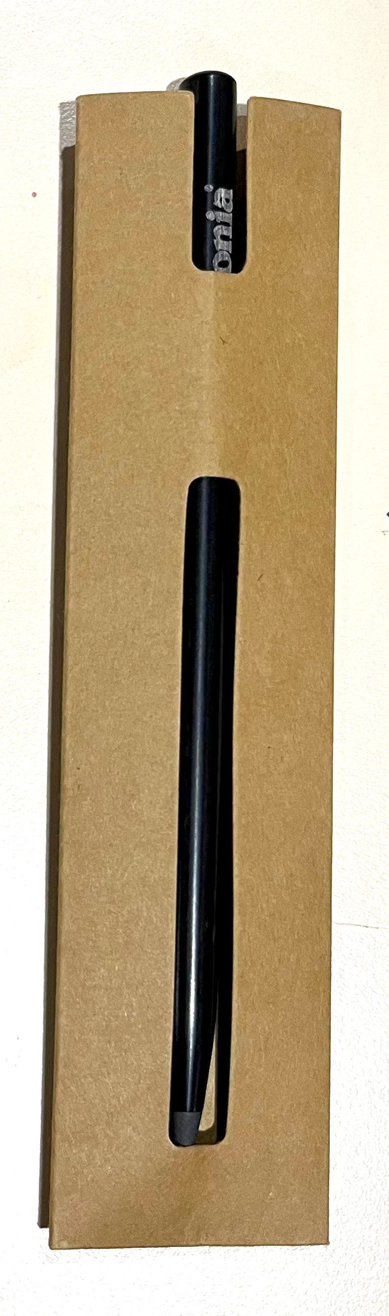 Stylo noir dans un étui en carton, vertical.
