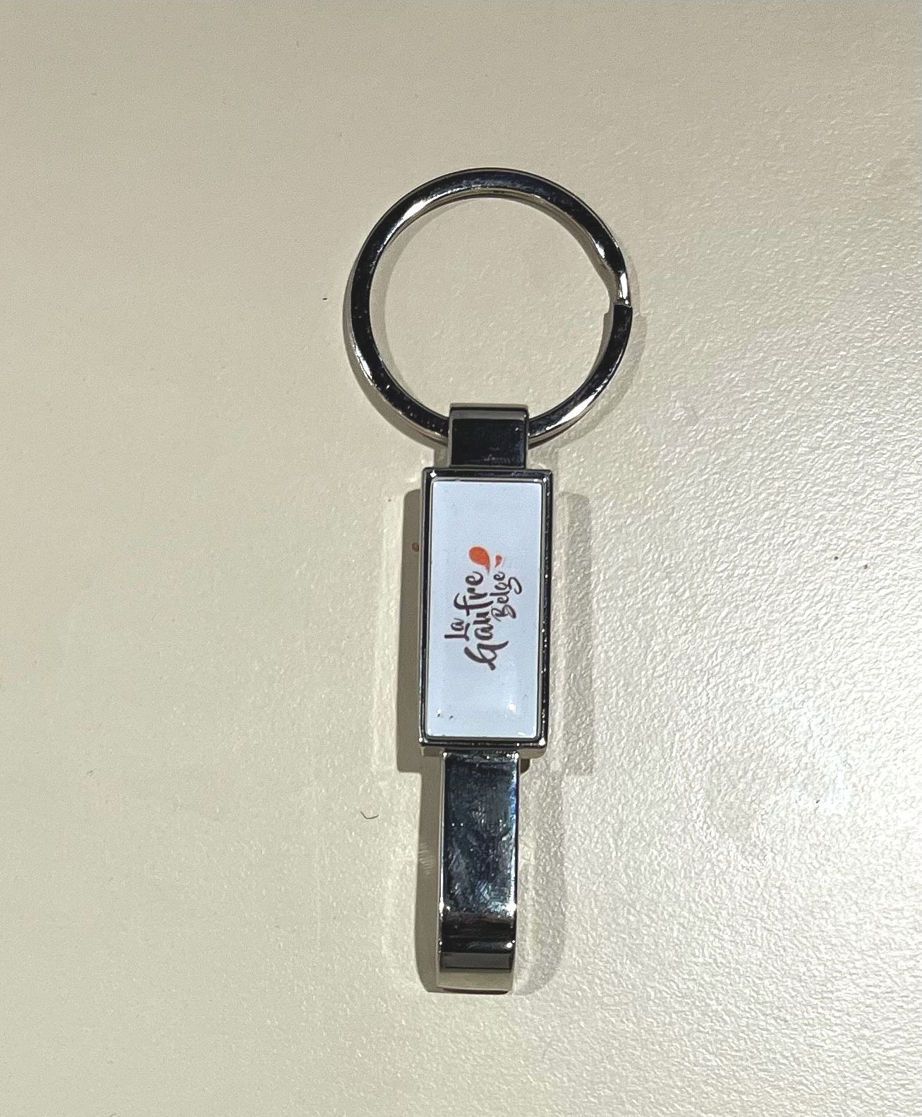 Porte-clés avec un pendentif rectangulaire blanc avec « Life Tree Gifts » en écriture et un anneau attaché.