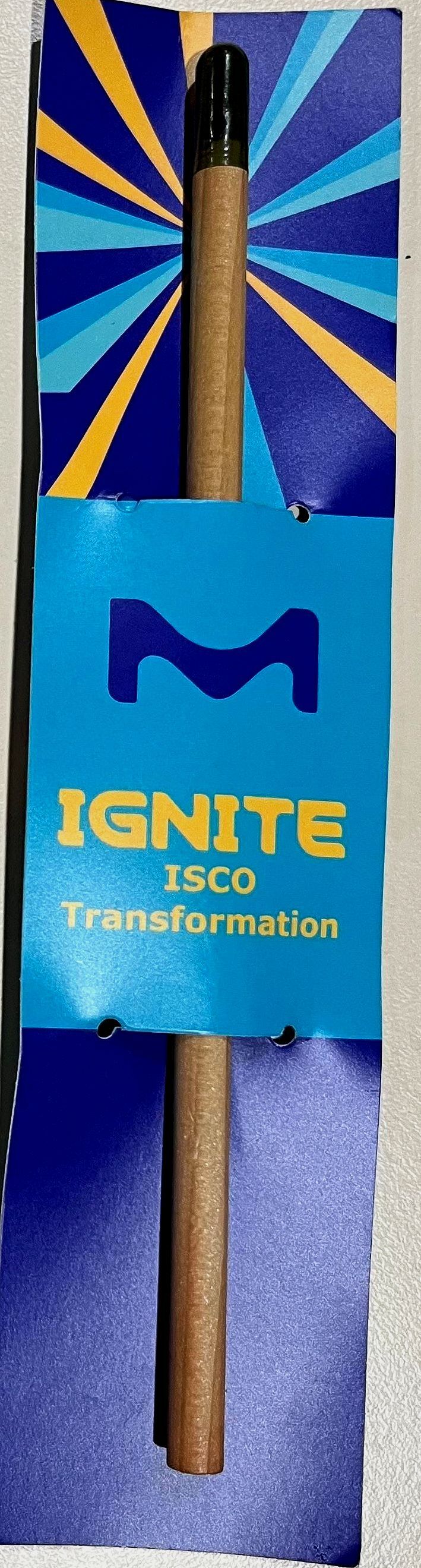 Un crayon à pointe noire, présenté dans un support bleu portant l'inscription « IGNITE ISCO Transformation ».