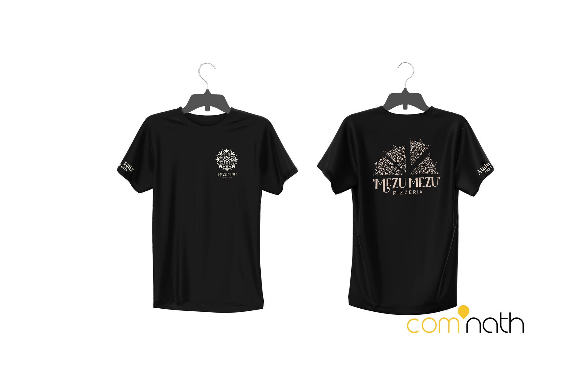 Deux t-shirts noirs sur cintres, vues de face et de dos. Chaque t-shirt arbore un motif blanc, peut-être un logo.