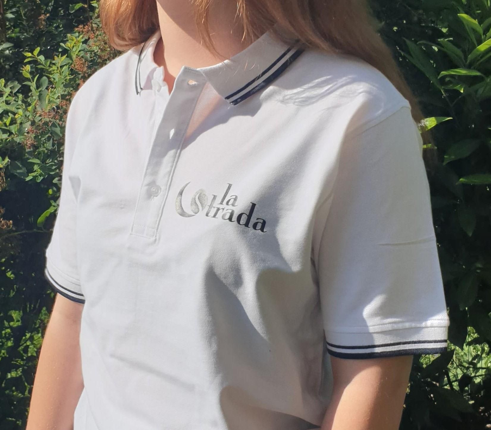 Femme en polo blanc avec logo 
