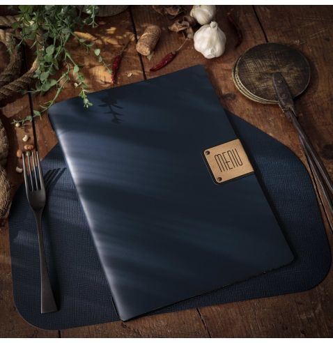 Menu bleu marine sur une table en bois au décor rustique : ail, herbes et couverts.
