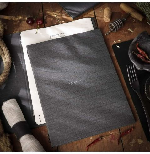 Menu, serviette, fourchette, piments sur une table en bois.