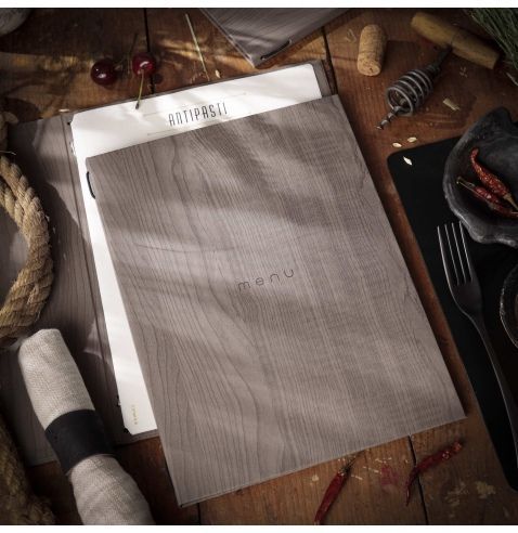 Menu en bois sur une table avec nourriture et ustensiles ; tons chauds.
