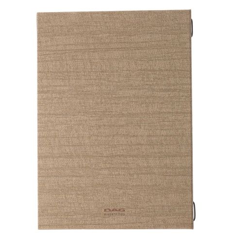 Classeur recouvert de tissu beige, fermé. Charnières à droite.