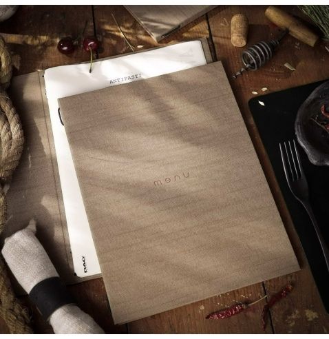 Menu en bois sur une table avec une page blanche, des cerises, un tire-bouchon et des couverts.
