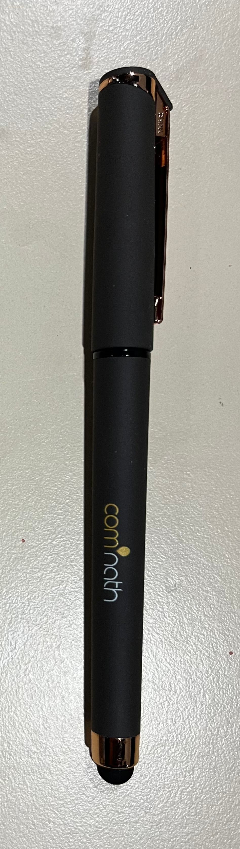 Stylo noir avec clip doré sur une surface blanche texturée. Le stylo porte la marque « Comtlin ».