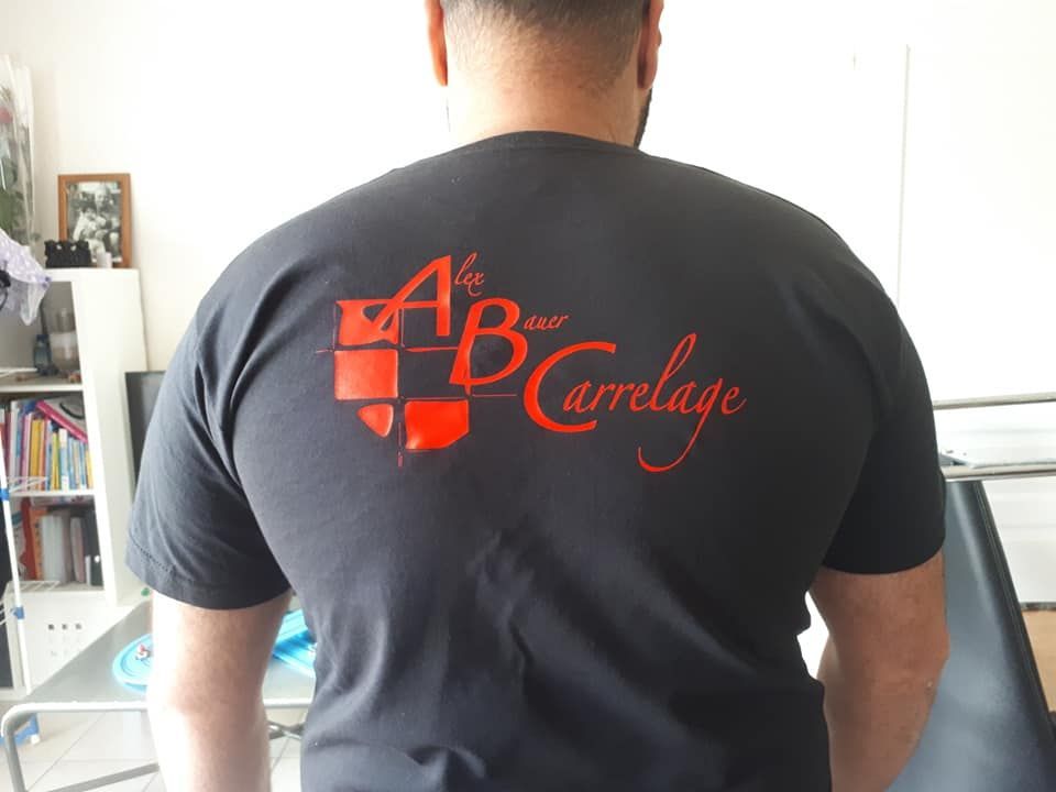 Homme portant un t-shirt noir avec le texte rouge 