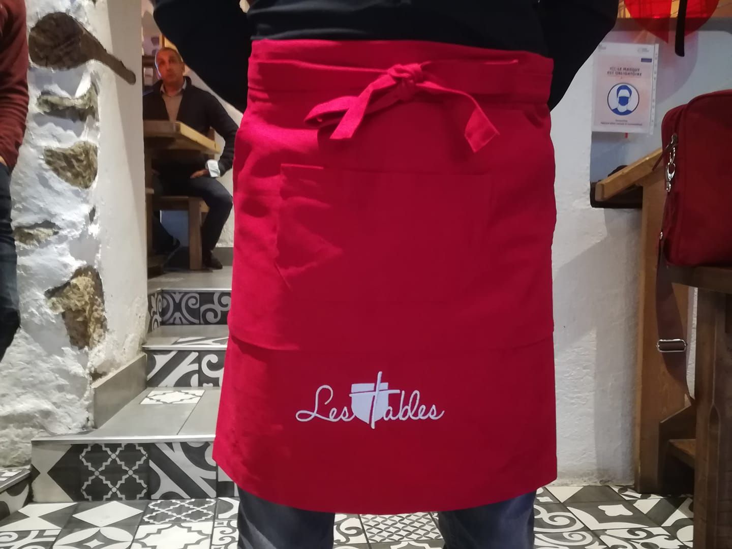 Tablier rouge avec logo blanc 