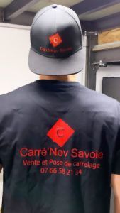 Personne portant une casquette noire et un t-shirt avec le logo