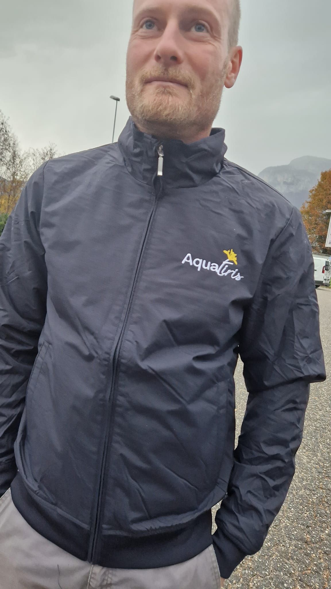 Homme en veste noire avec le logo 