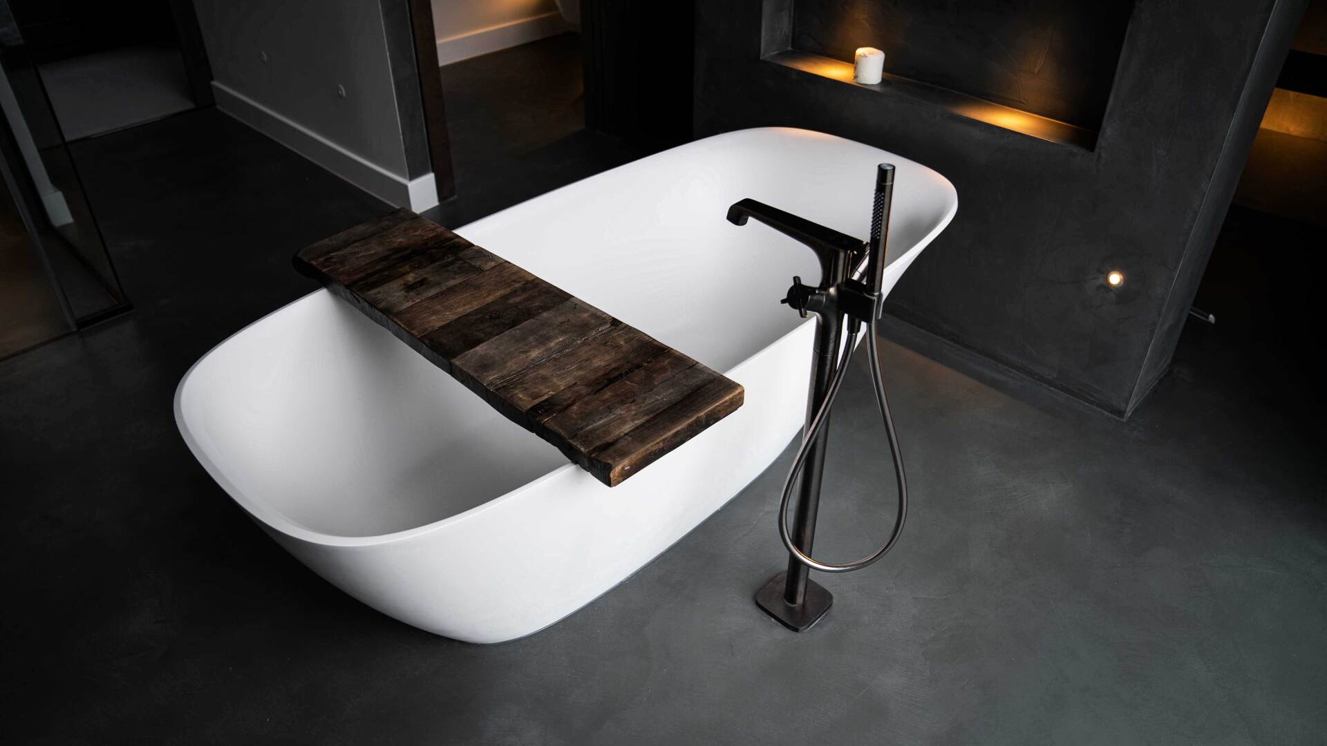 Bathroom resin floor in dark textured grey