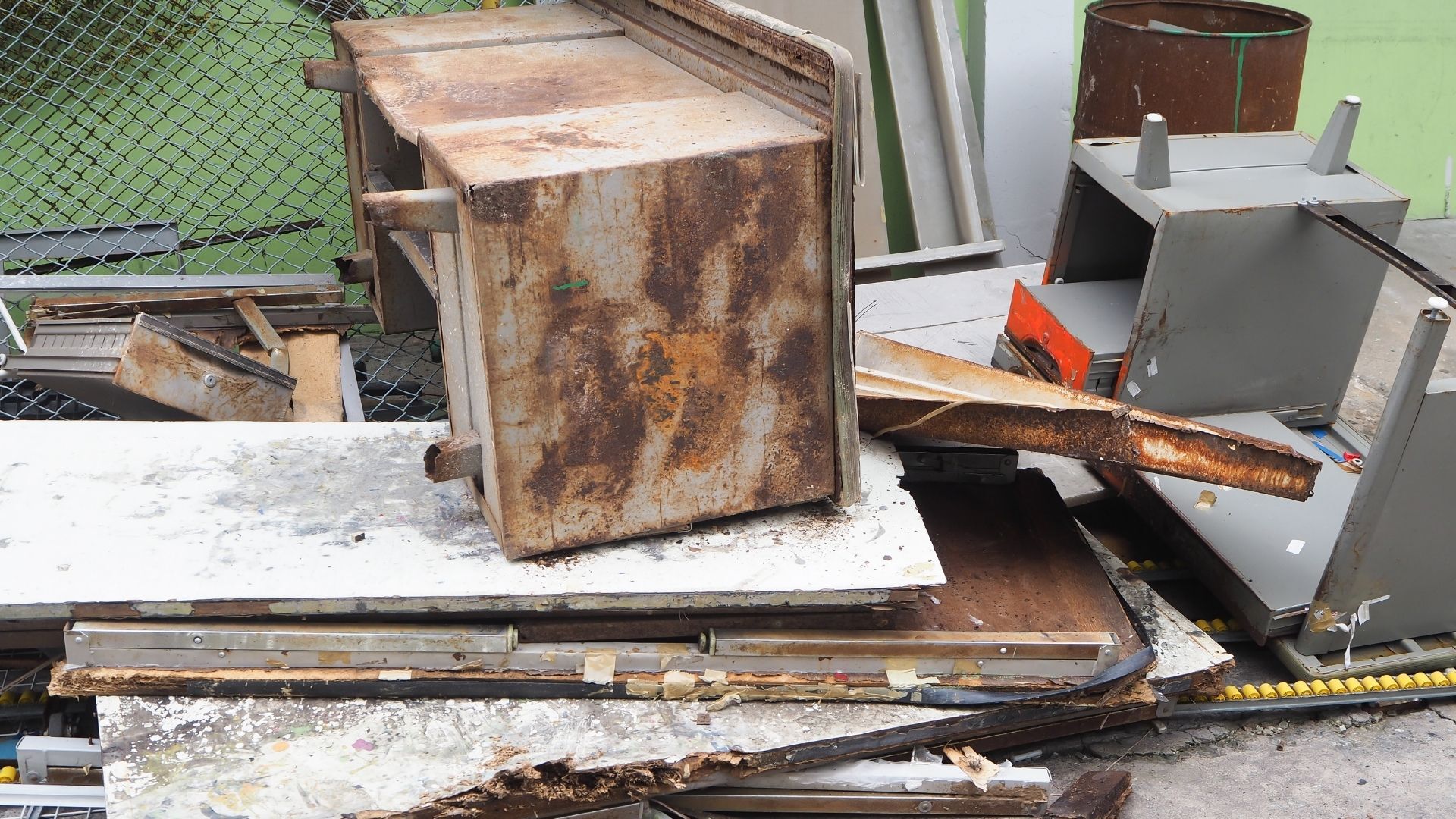 commercial junk removal, equpment removal, appliance removal, office cleanouts, commercial cleanouts, construction debris removal, best junk removal company near me, mchenry il
