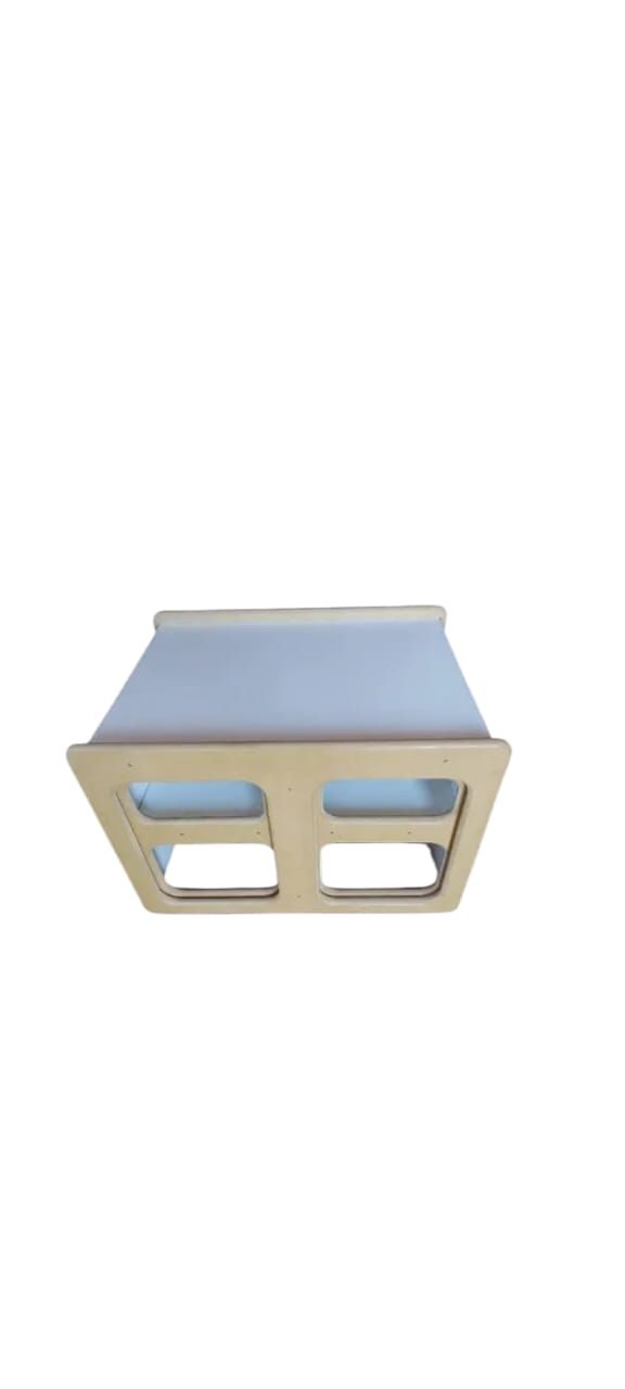 Una mesa de madera con dos sillas unidas a ella sobre un fondo blanco.