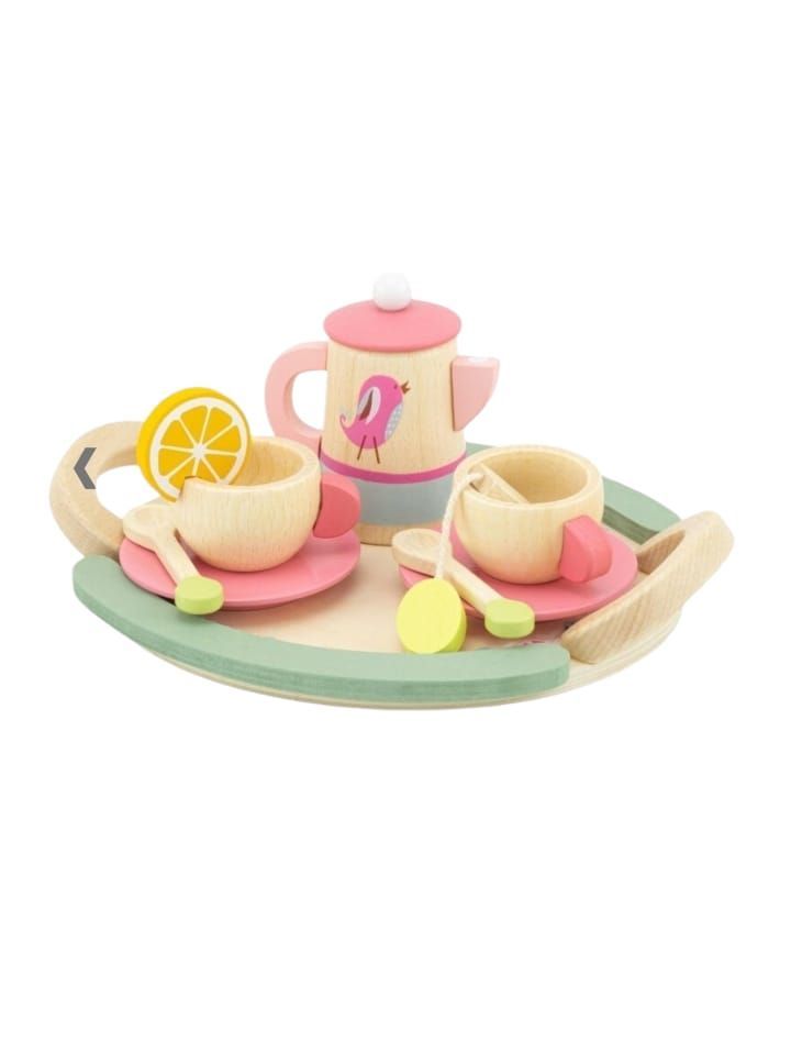 Un juego de té de madera con una tetera, tazas, platillos y cucharas en una bandeja.