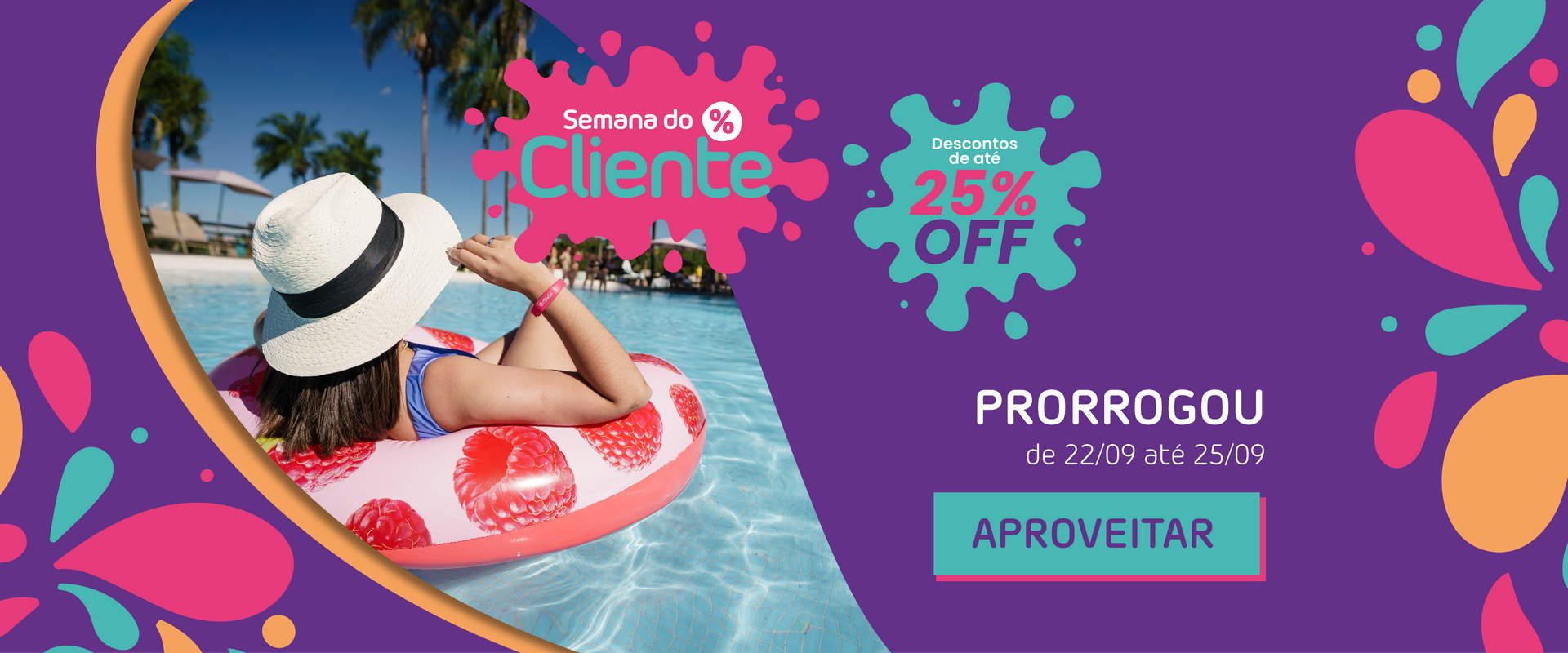 Mulher na piscina, flutuando em boia rosa, usando chapéu, com promoção de 25% de desconto.