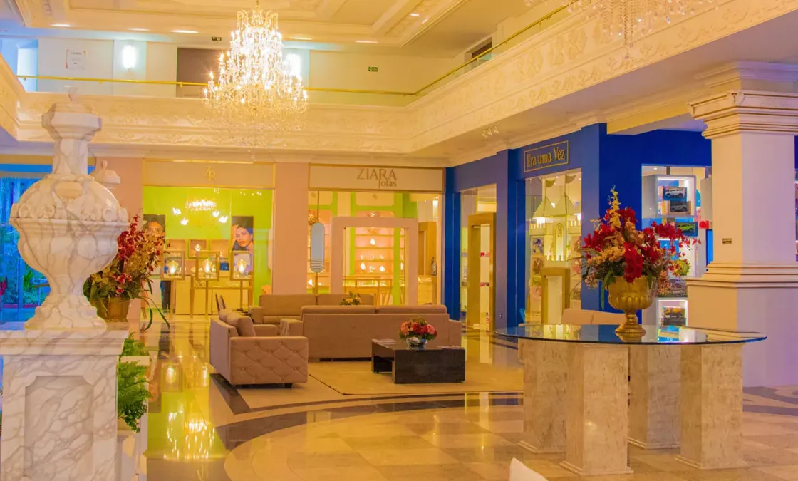 Um grande lobby de um hotel com mesa e cadeiras.