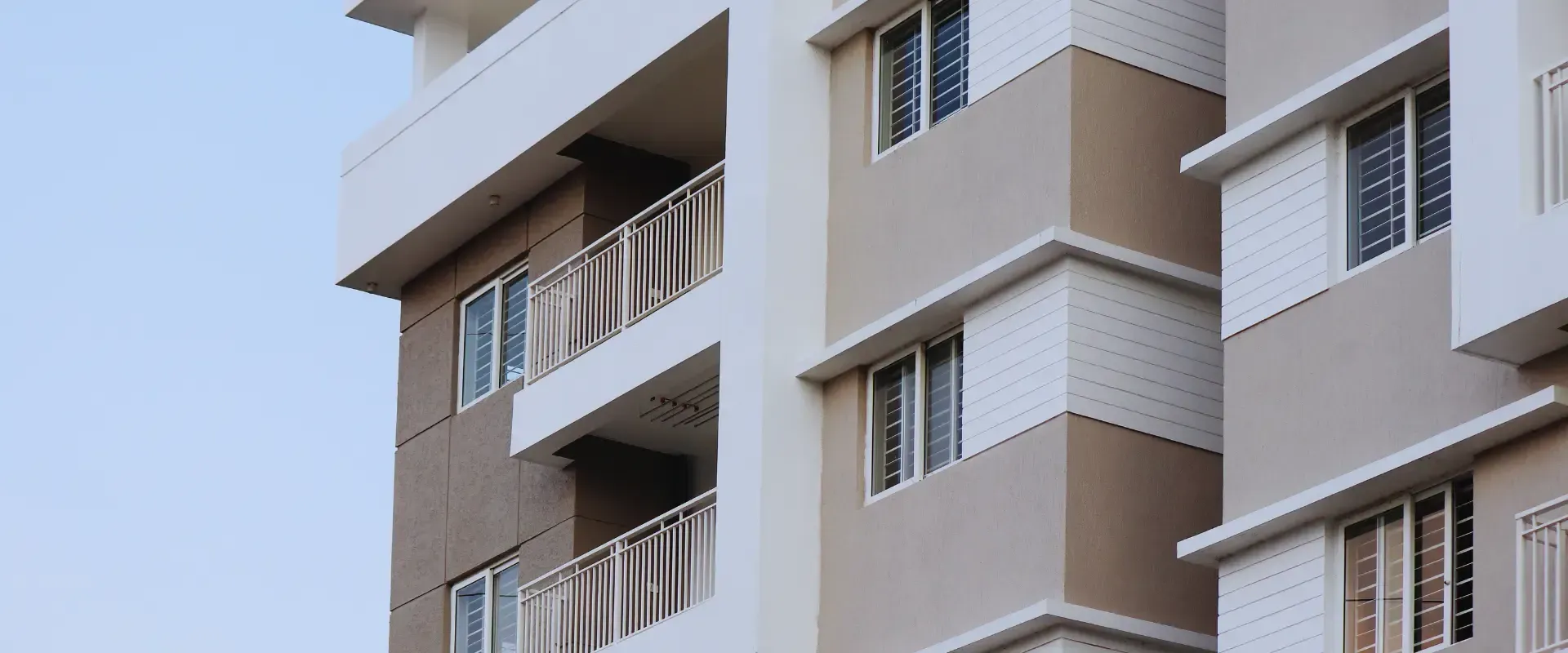 A tall building with a lot of windows and balconies.