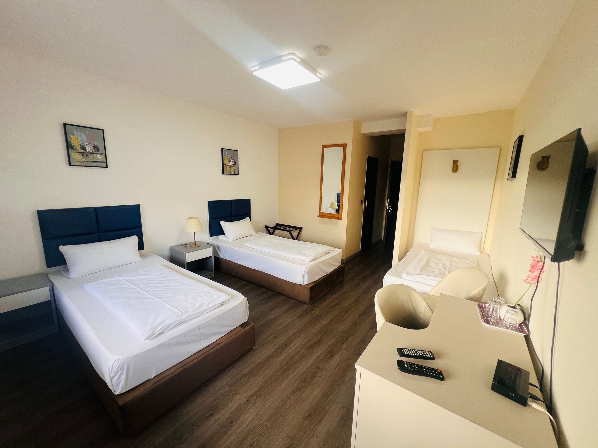 Dreibettzimmer für drei Personen im Hotel am Flughafen Köln