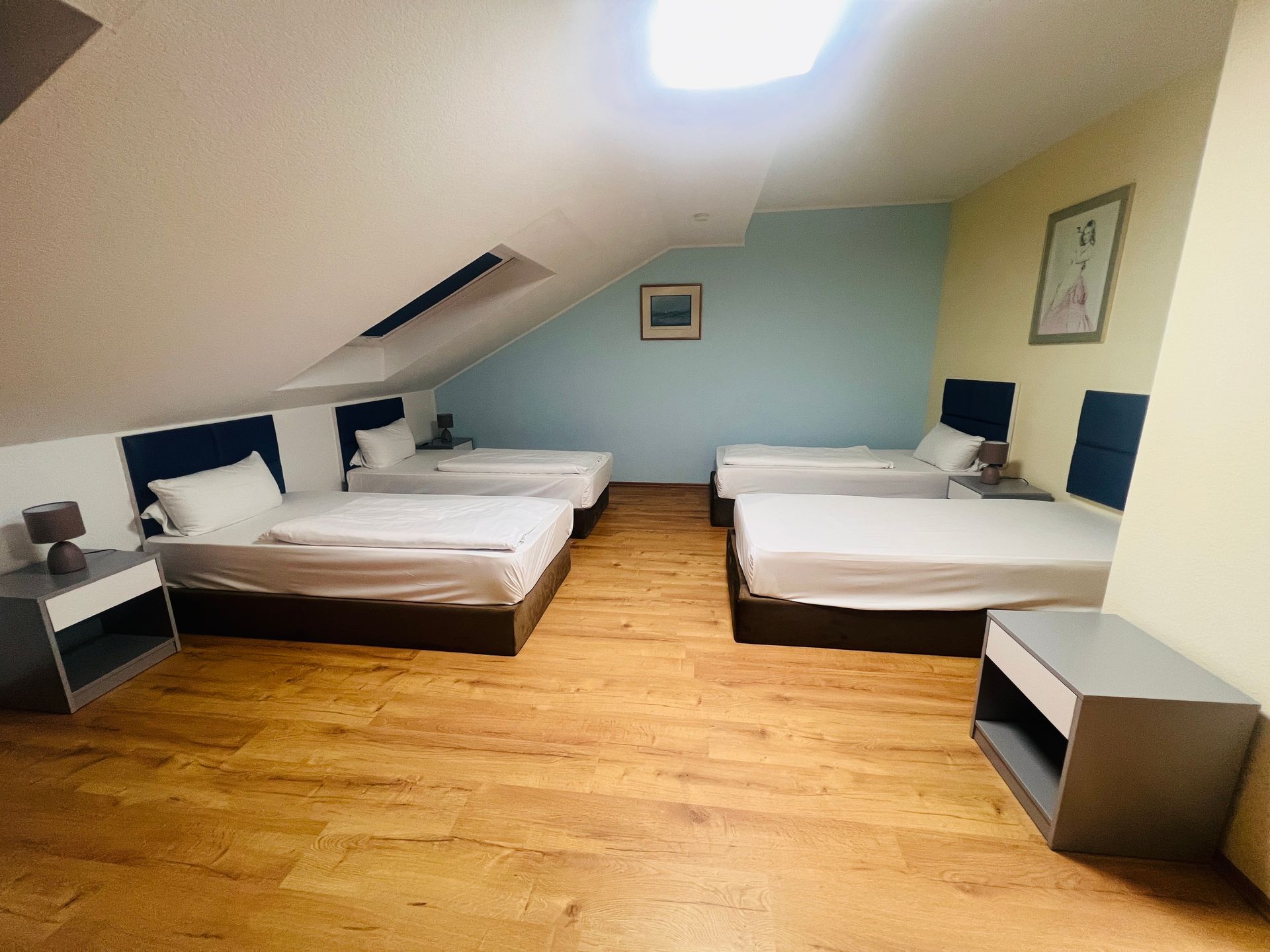 Vierbettzimmer für vier Personen im Hotel am Flughafen Köln