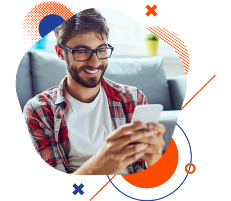 Um homem está sentado no sofá olhando para o celular.