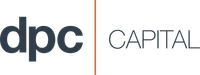 Logotipo: “dpc” en azul oscuro junto a “CAPITAL” en fuente fina gris claro, separados por una línea marrón vertical.