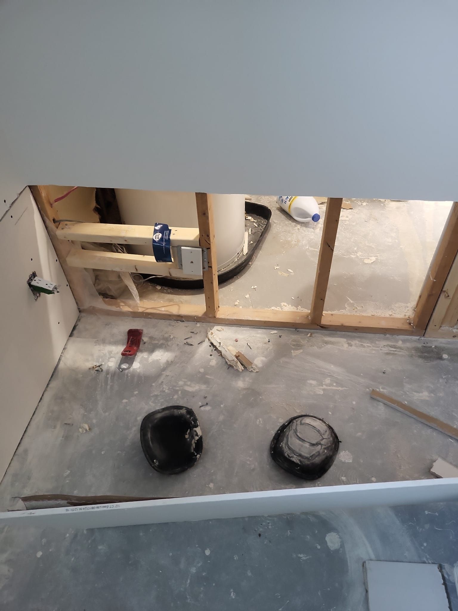 Une vue d'en haut d'une salle de bain en construction.