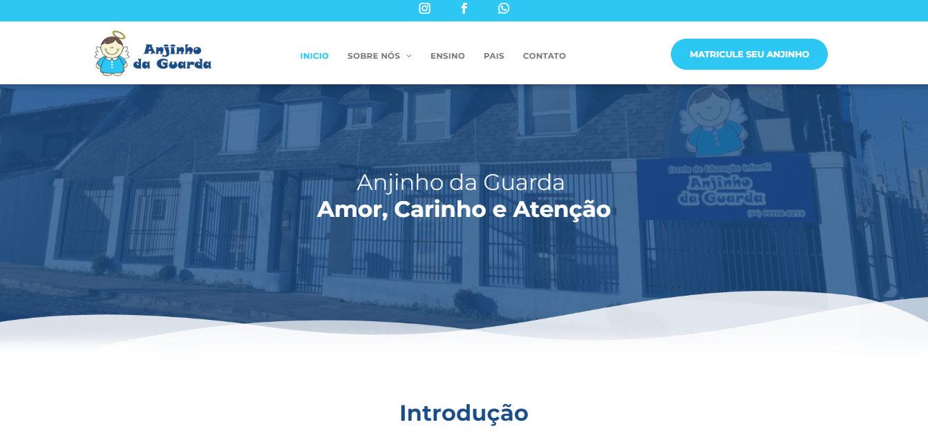 Um site azul com a foto de um prédio