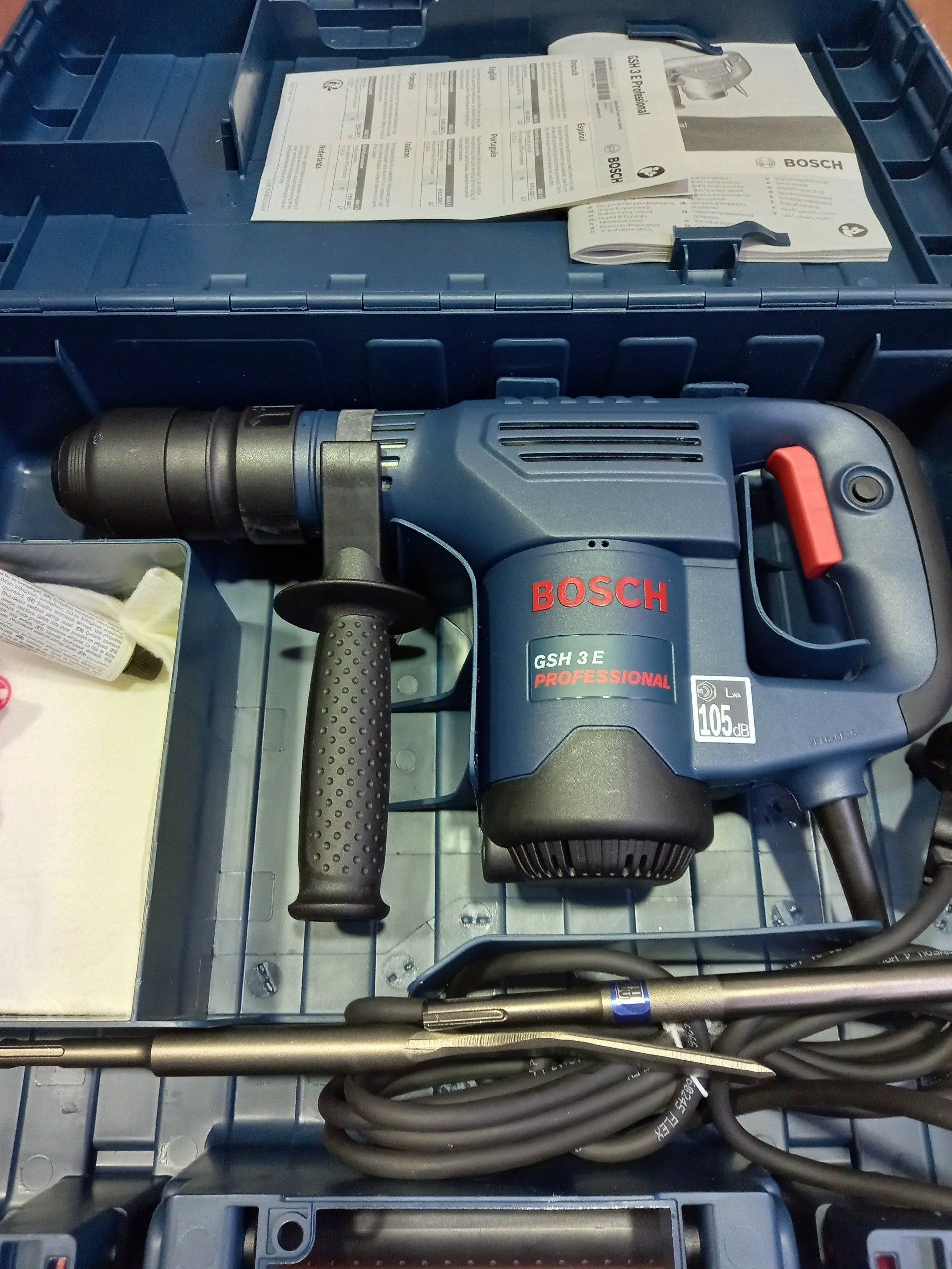 Un trapano a percussione Bosch è in una custodia blu