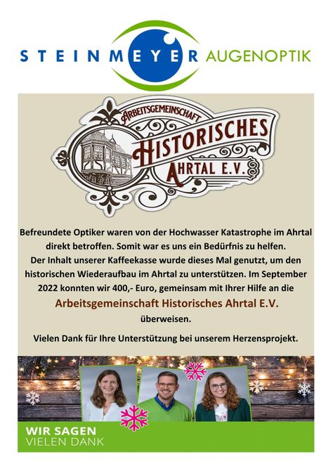 Auf einem Plakat von Steinmeyer Augenoptik ist eine Gruppe nebeneinander stehender Menschen zu sehen.