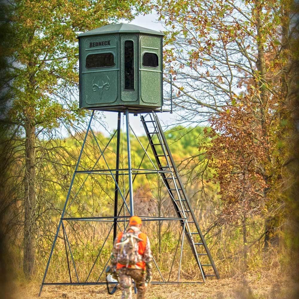 Un cazador camina hacia una torre en el bosque.