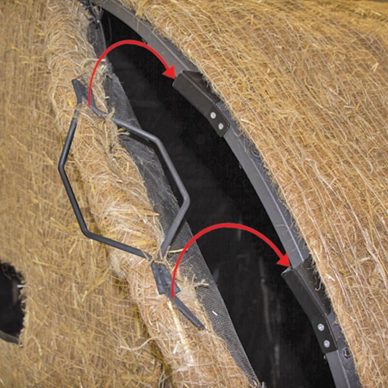 Un primer plano de un fardo de heno con una flecha roja apuntándolo